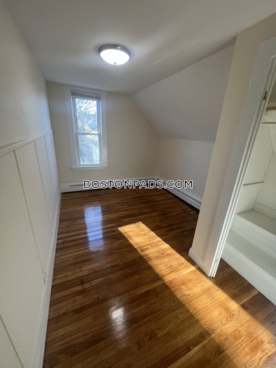 Medford 3 Bed, 1 Bath Unit  Tufts - $4,000